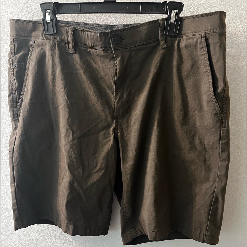 Weatherproof Vintage green khaki short, Men’s size 36 W